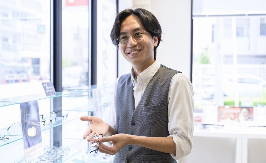 W.Y.さん　お客さまに商品の提案を行っている様子