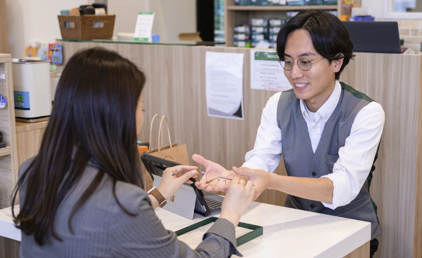 W.Y.さん　接客を行っている様子