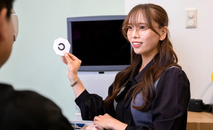 Y.A.さん　お客さまの視力測定を行っている様子