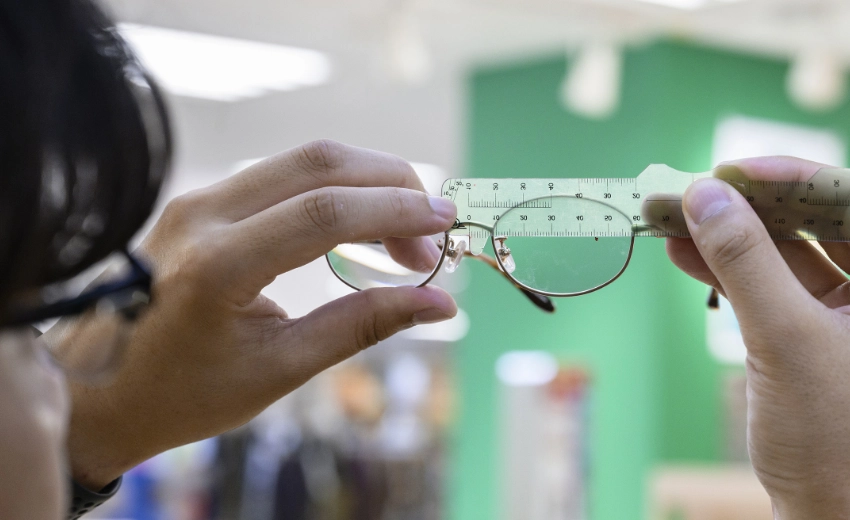 T.T.さん　メガネレンズのチェックを行っている様子