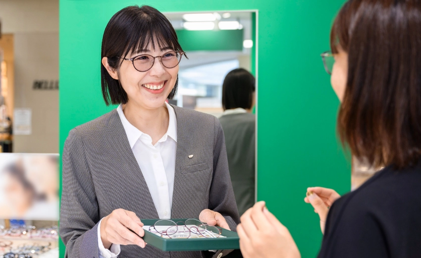 S.T.さん　お客さまに商品の提案を行っている様子