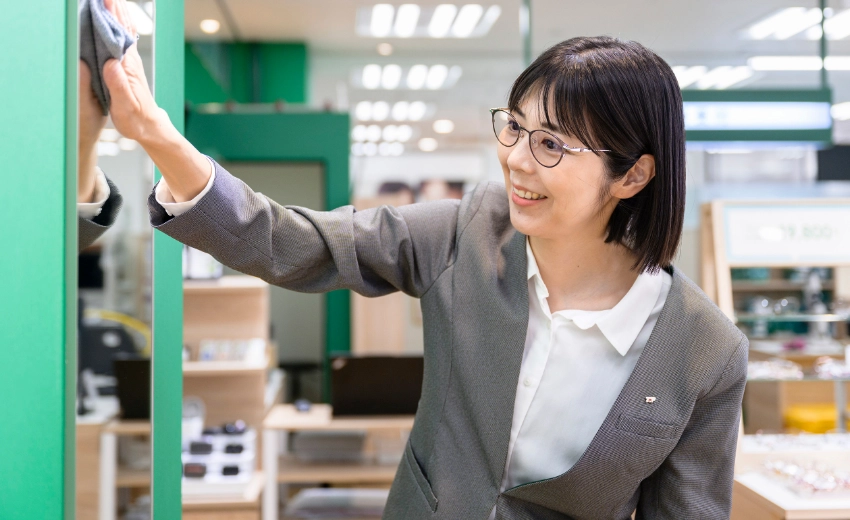 S.T.さん　店内の姿鏡を磨いている様子