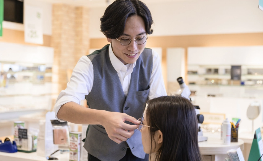 販売スタッフがお客さまにメガネのフィッティングを行っている様子