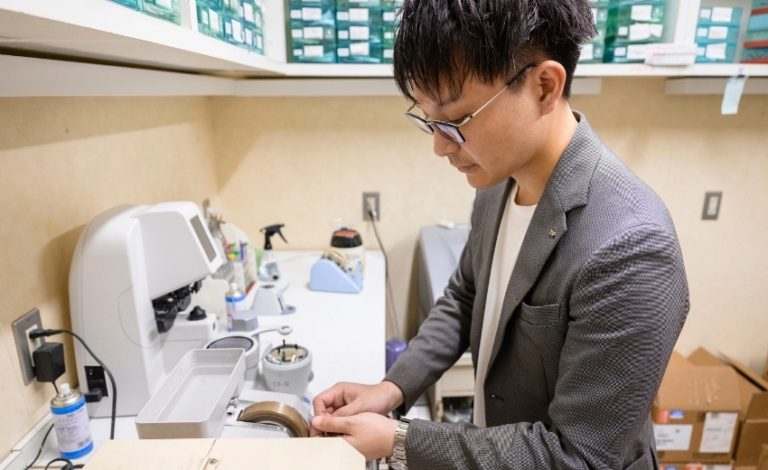 T.Y.さん　メガネレンズ加工を行っている様子