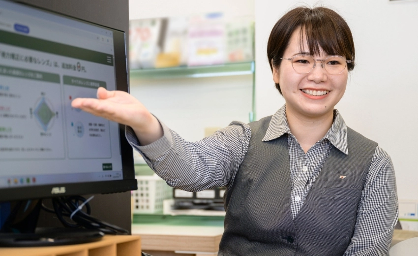 I.M.さん　お客さまにモニター画面を見せながら説明している様子