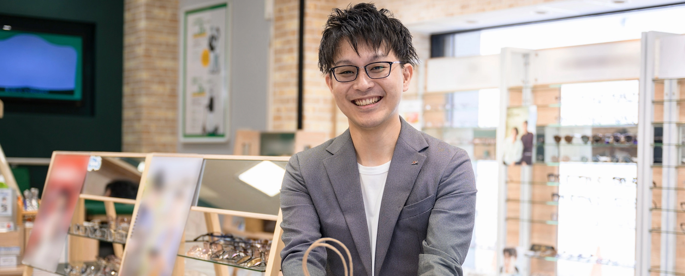 販売スタッフが笑顔でお客さまを見送りしている様子