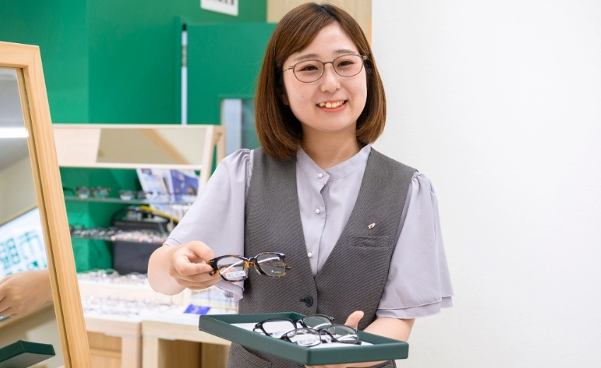 K.Y.さん　お客さまに商品の提案を行っている様子