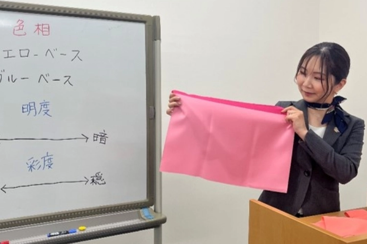 パーソナルカラーアナリストの研修風景
