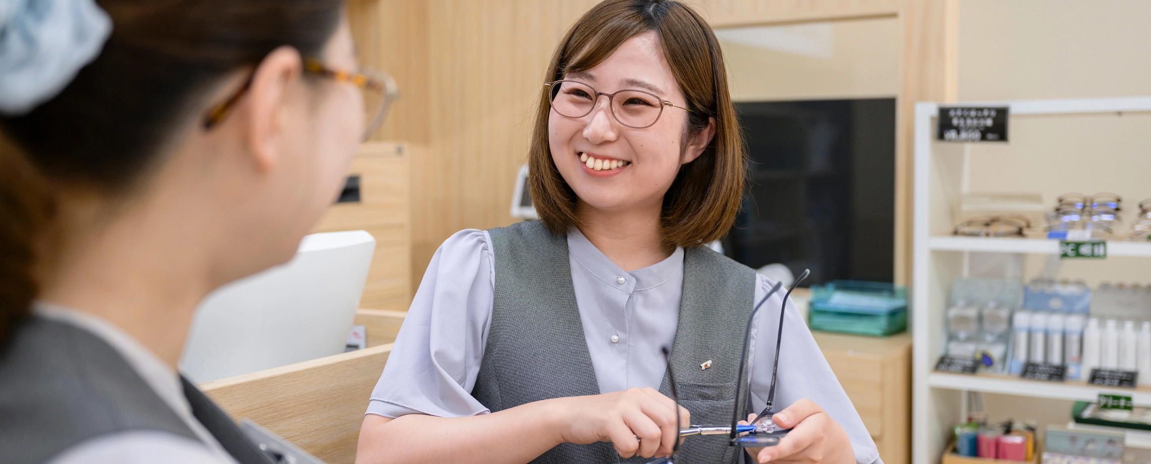 販売スタッフ2人が談笑している様子